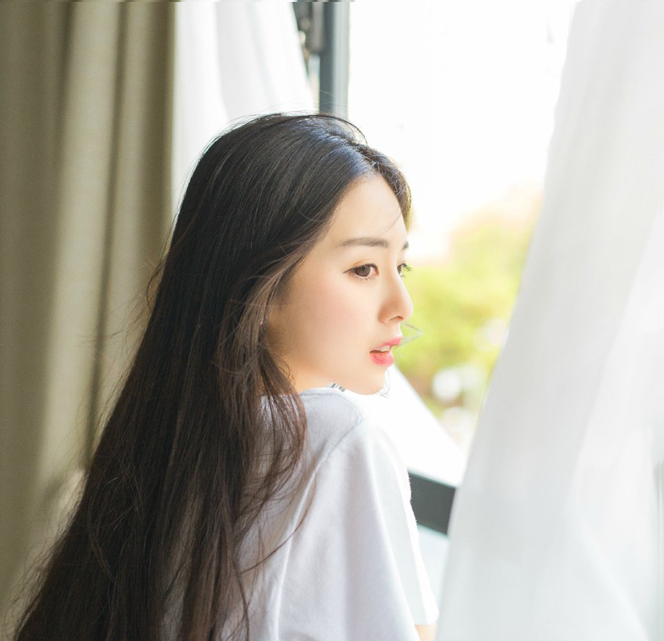两名亲卫不约而同的看向刘璝，刘璝面色难看，正在盘桓，庞统却对这名武将隐晦的使了一个眼色，那武将目光一厉，拔剑而起，在两名亲卫愕然的目光中，刷刷两剑，将两名亲卫斩杀在地。